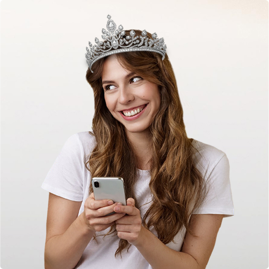 Foto Ragazza con telefono in mano